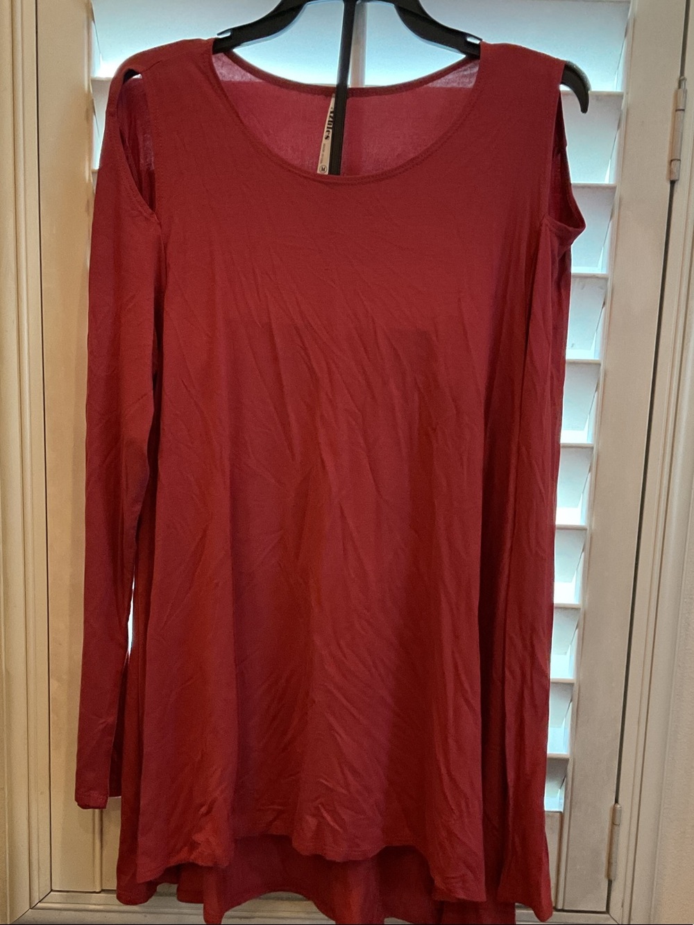 Azules Long Sleeve Cold-Shoulder Tunic in Deep Wine Red